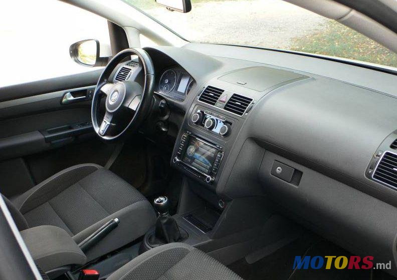 2011' Volkswagen Touran photo #3