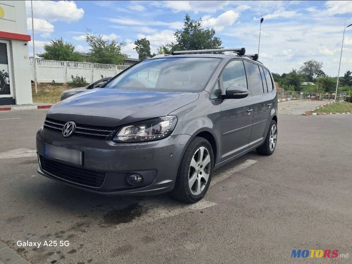2011' Volkswagen Touran photo #1