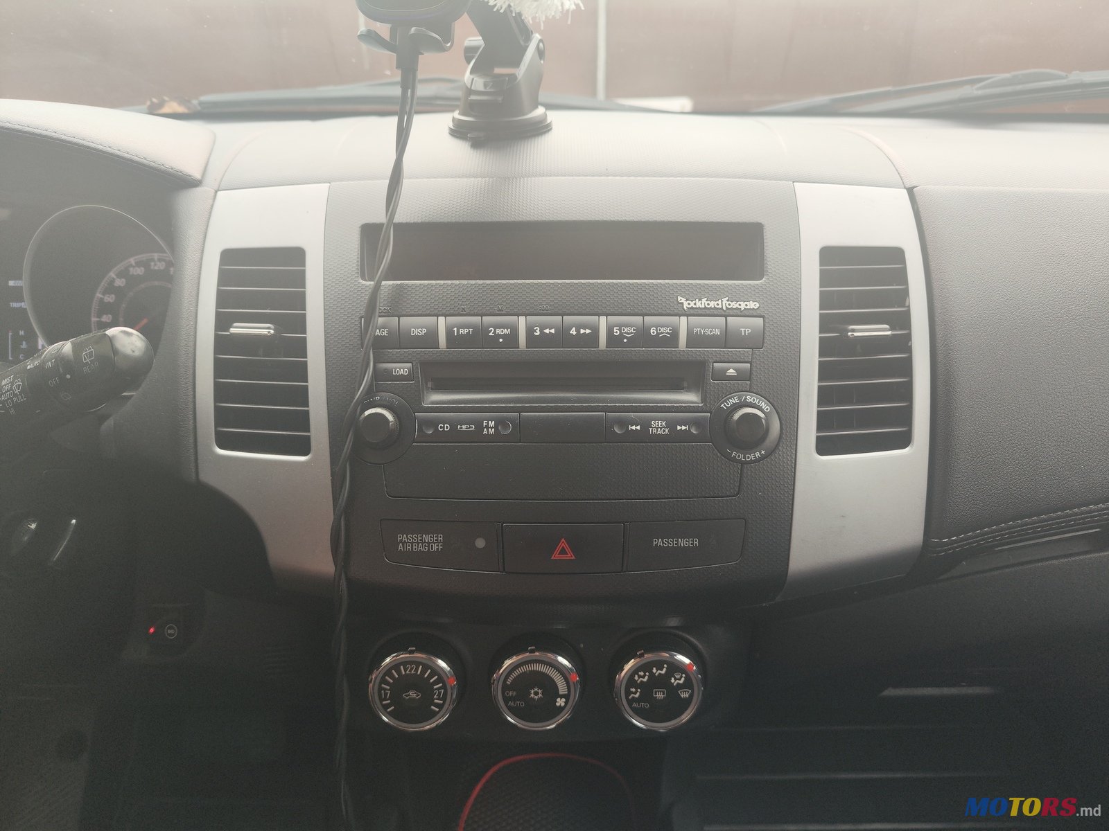 2011' Mitsubishi Outlander XL 4WD photo #2