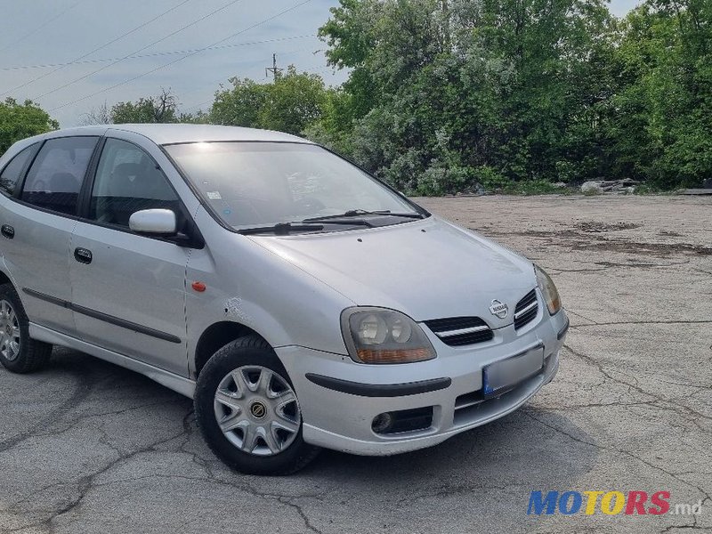2001' Nissan Almera Tino photo #2