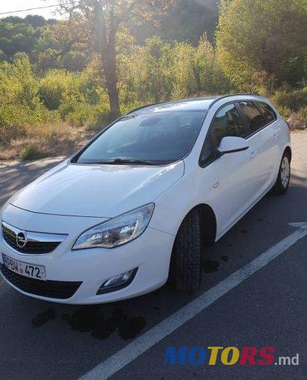 2011' Opel Astra photo #1