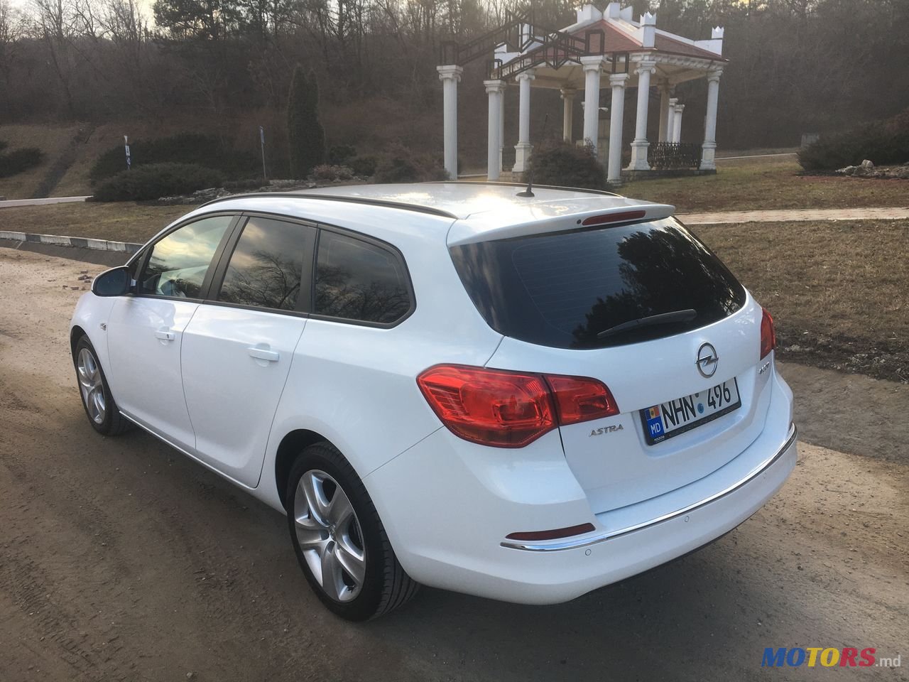 2012' Opel Astra photo #3