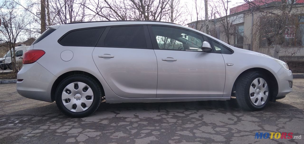 2012' Opel Astra photo #4