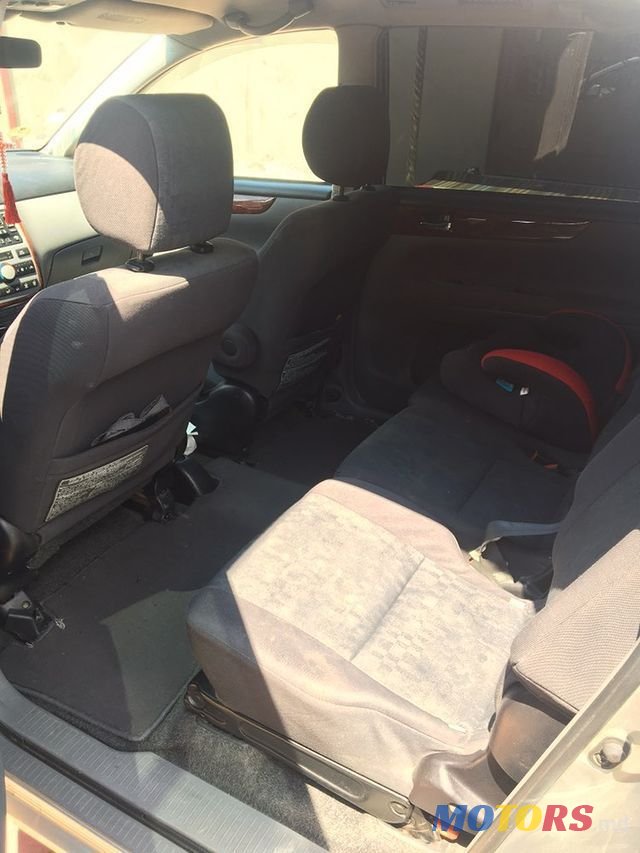 2001' Toyota Avensis Verso photo #3