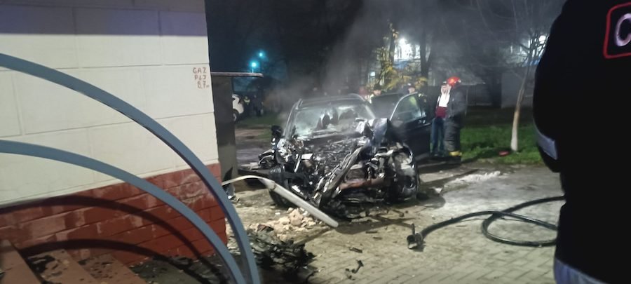 Accident nocturn pe strada Gheorghe Asachi. Mașina unui șofer a luat foc după pierderea controlului