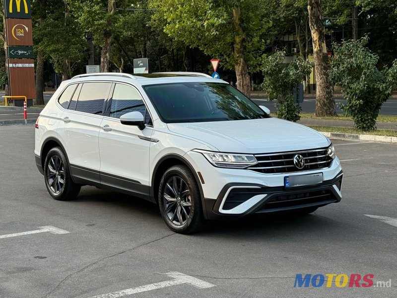 2022' Volkswagen Tiguan photo #5