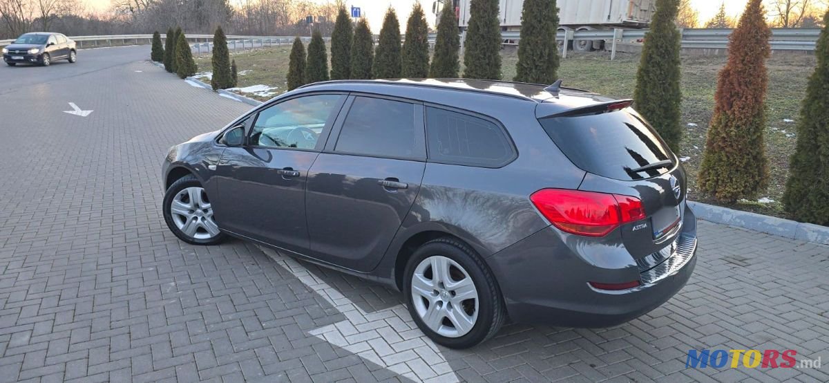 2012' Opel Astra photo #4