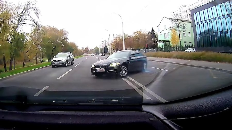 Poliţia a identificat cine se afla la volanul maşinii BMW, scăpat de sub control pe strada Albişoara