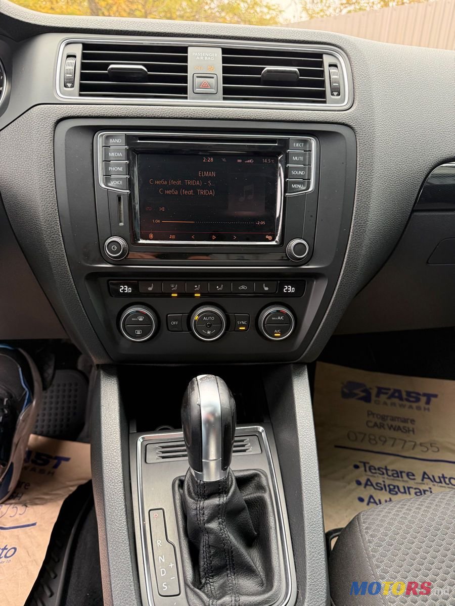 2016' Volkswagen Jetta photo #5