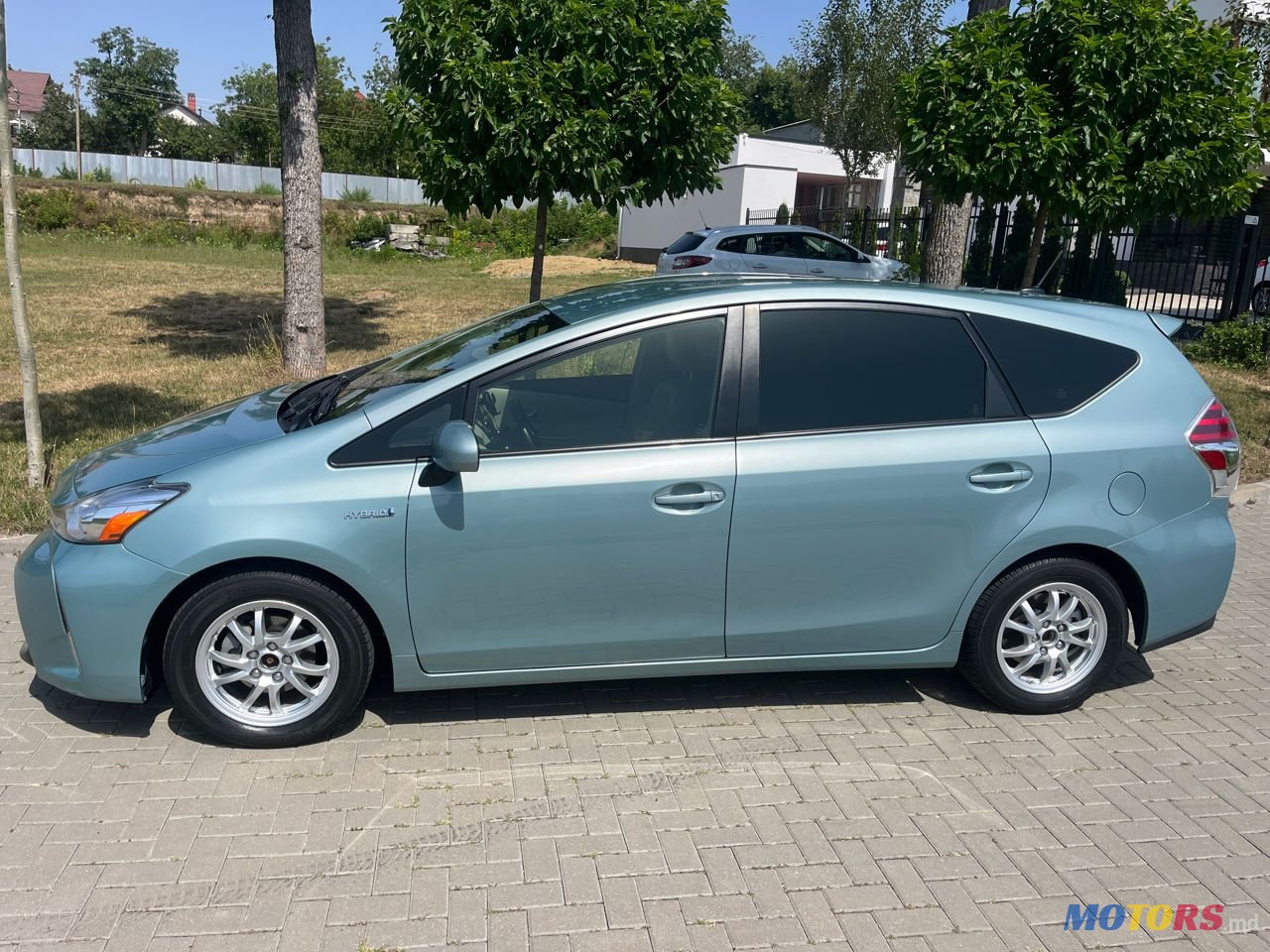 2017' Toyota Prius v photo #6