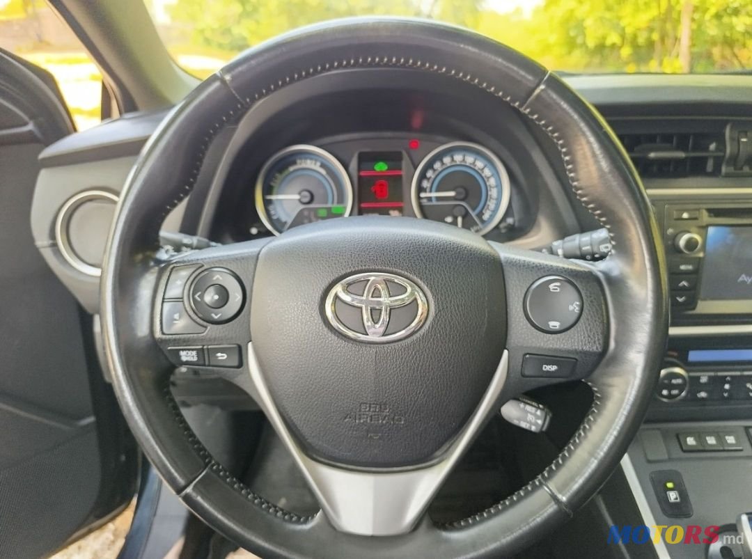 2013' Toyota Auris photo #2
