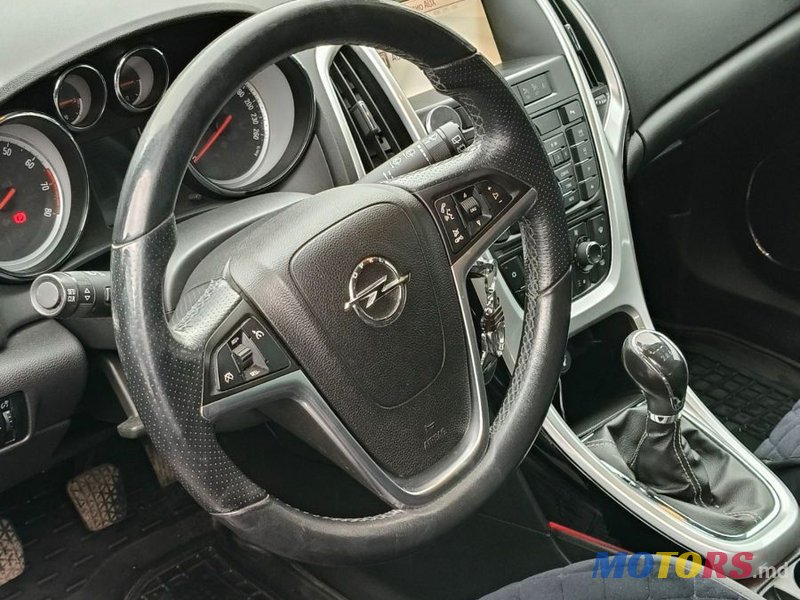 2011' Opel Astra photo #4