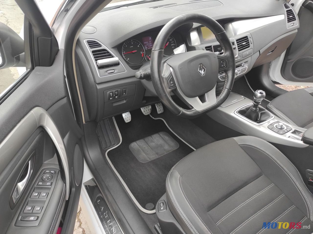 2013' Renault Laguna photo #6