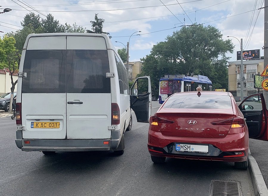 Un şofer de microbuz din Chişinău a provocat un accident în stare de ebrietate, a adormit până la venirea poliţiei, apoi a încercat să fugă