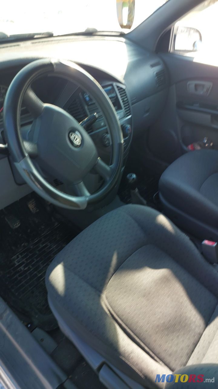 2002' Kia Carens photo #2