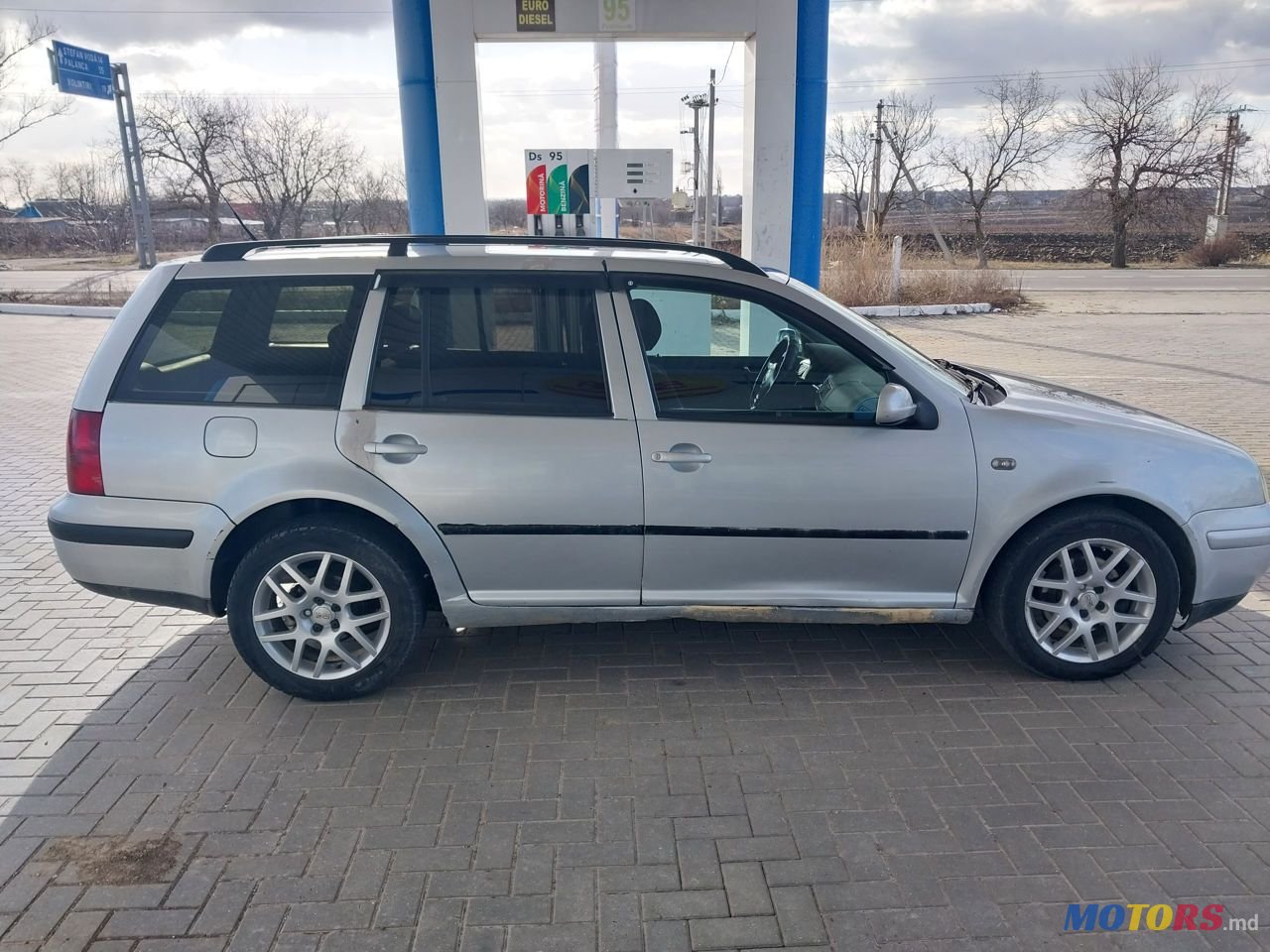 2002' Volkswagen Golf photo #3