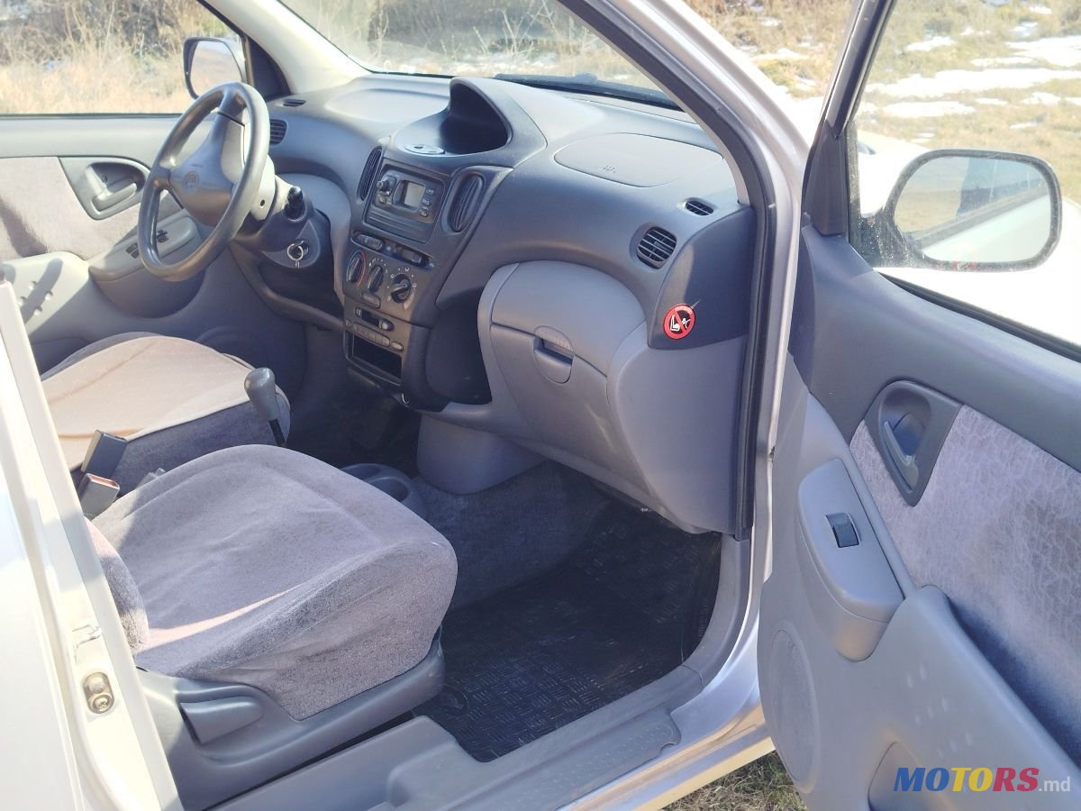 2002' Toyota Yaris Verso photo #5