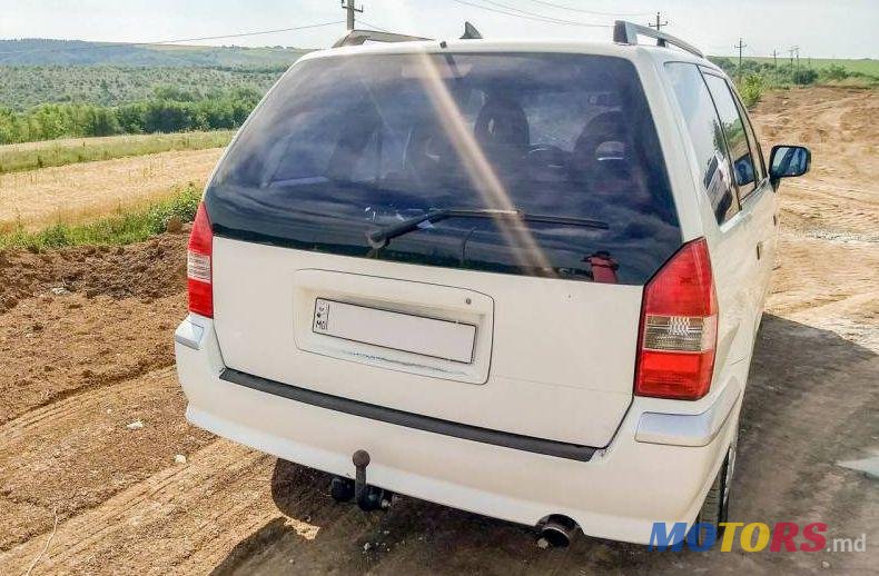 2002' Mitsubishi Space Wagon photo #3