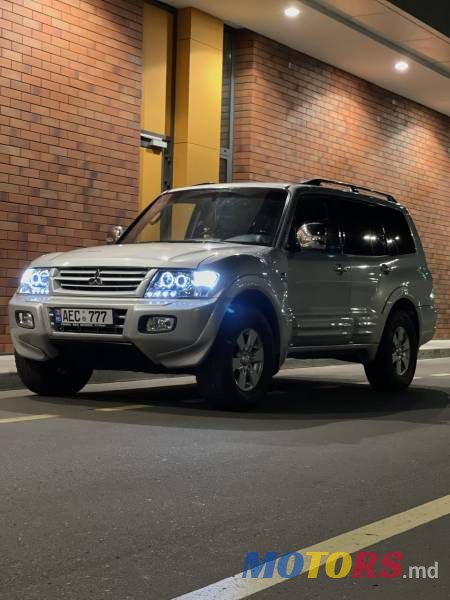 2002' Mitsubishi Pajero photo #1