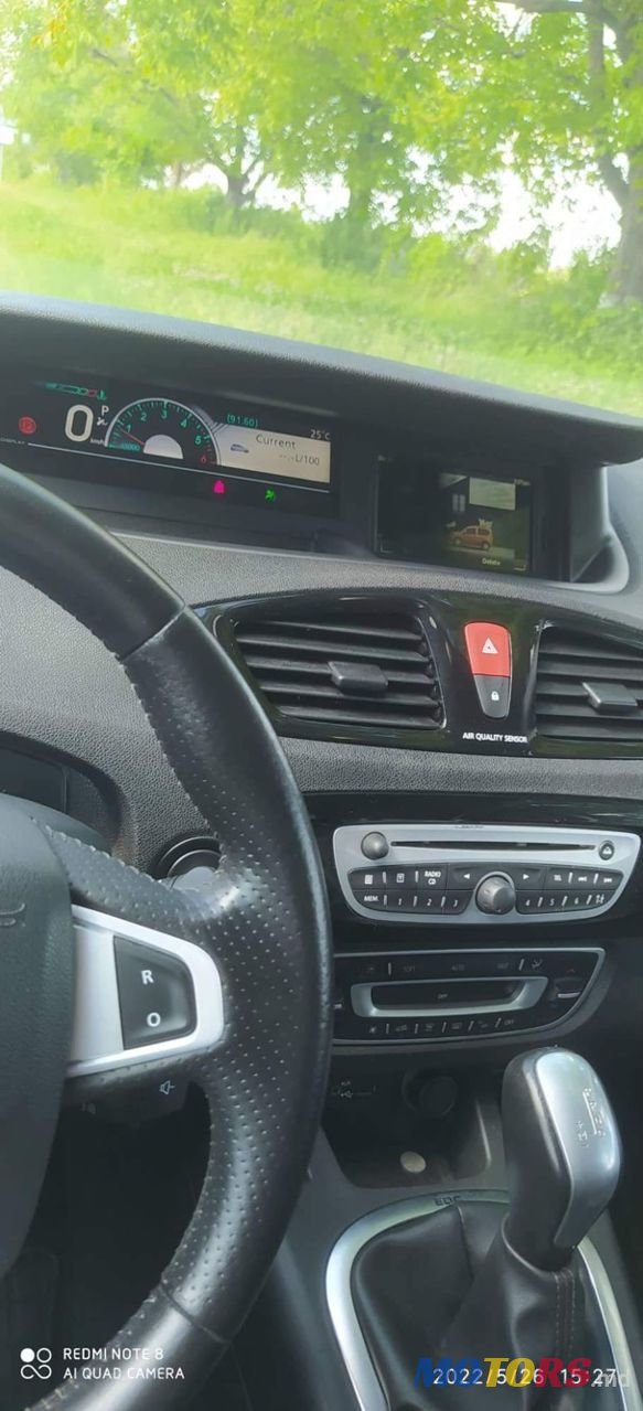 2011' Renault Scenic photo #3