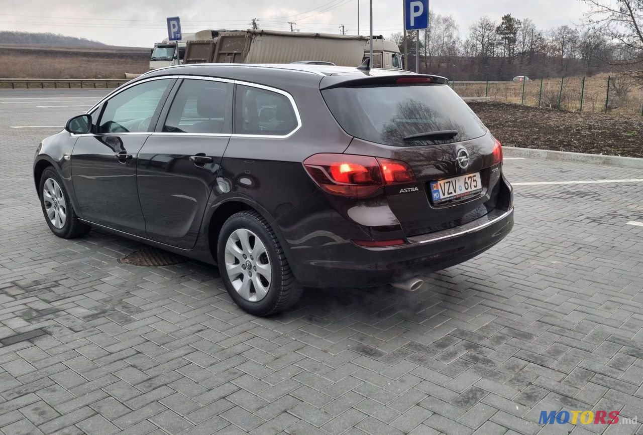2012' Opel Astra photo #4