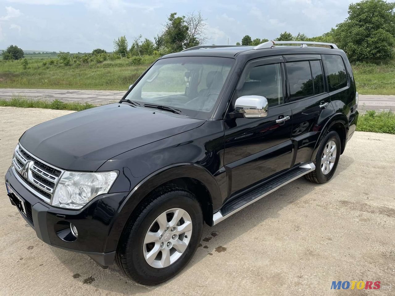 2010' Mitsubishi Pajero photo #2