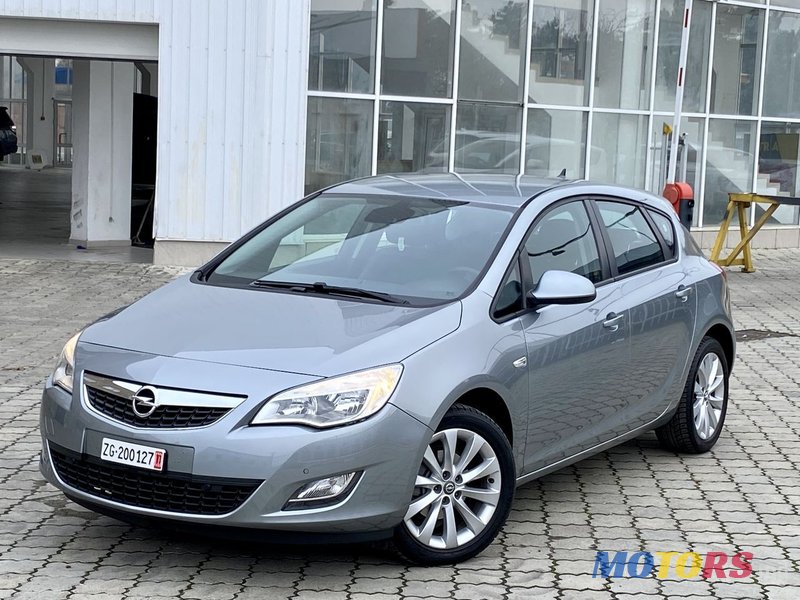 2012' Opel Astra photo #3