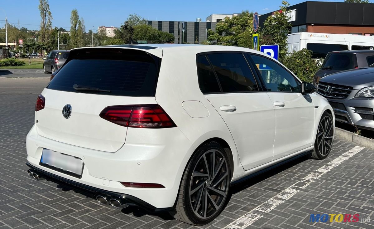 2019' Volkswagen Golf photo #2