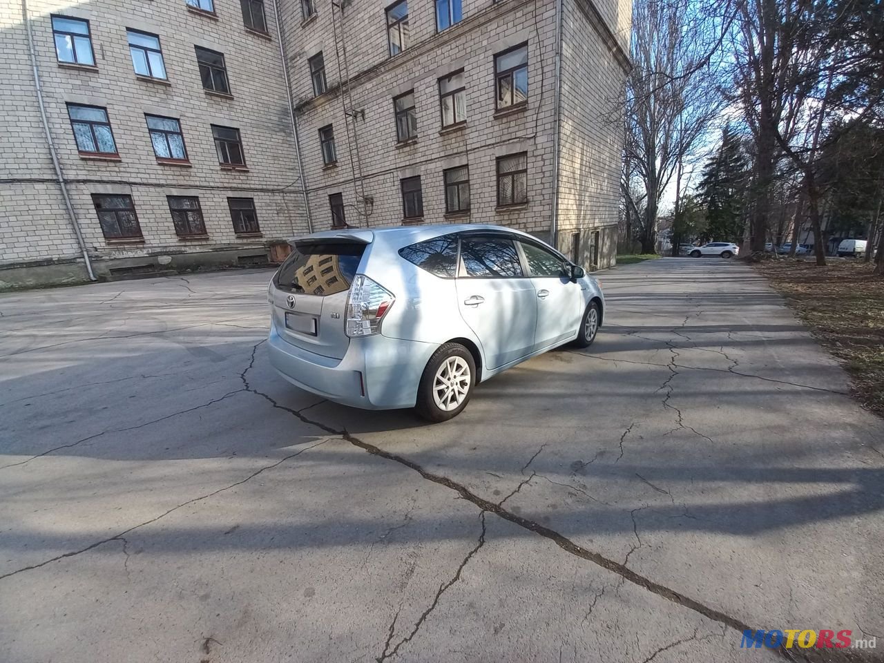 2013' Toyota Prius v photo #4