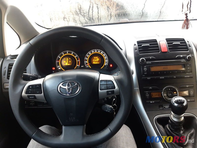 2010' Toyota Auris photo #2