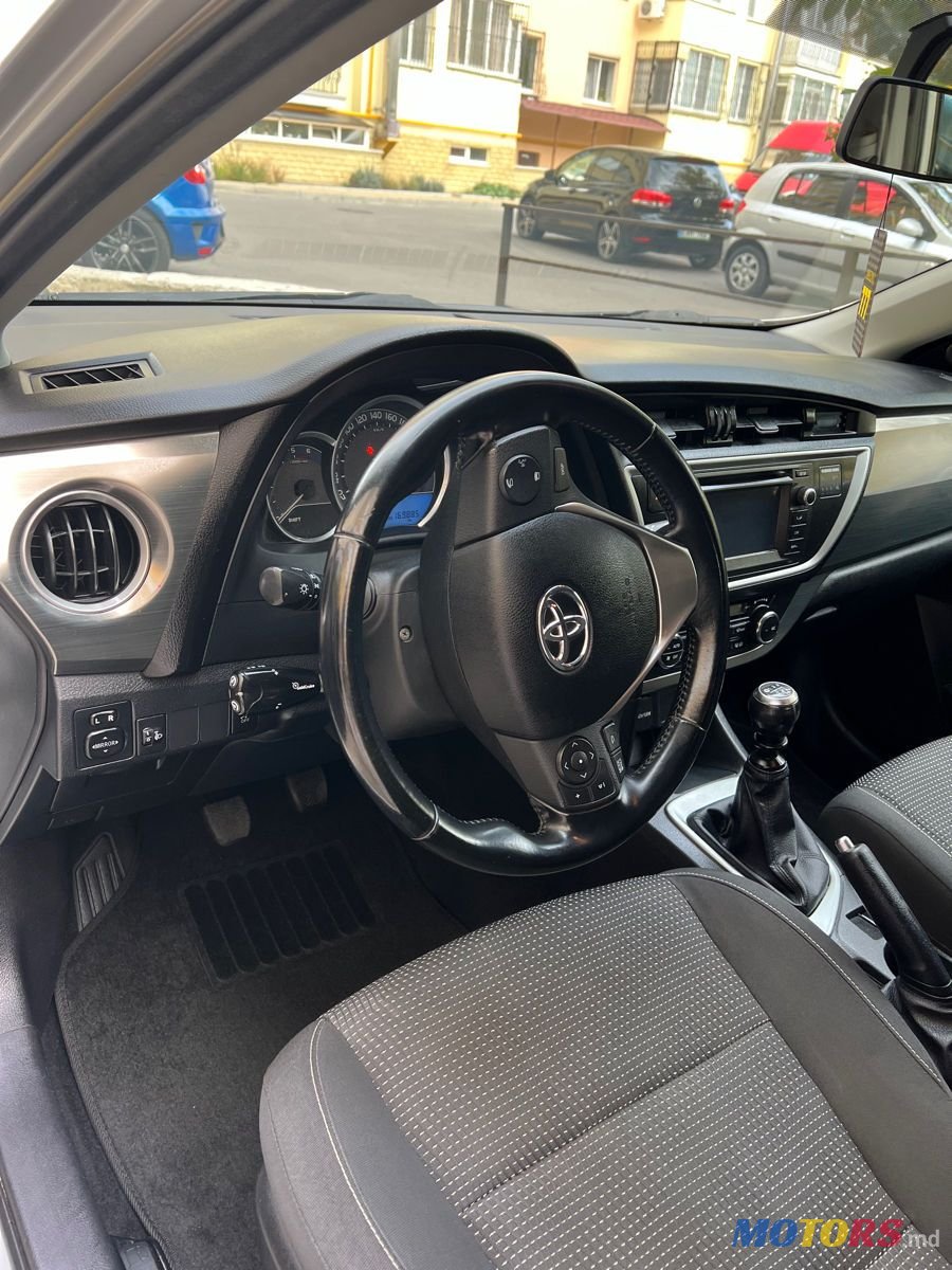 2013' Toyota Auris photo #6