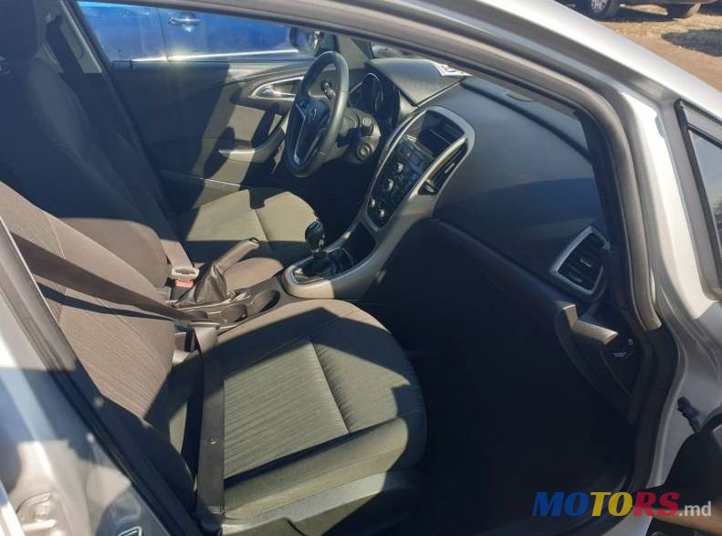 2011' Opel Astra photo #1