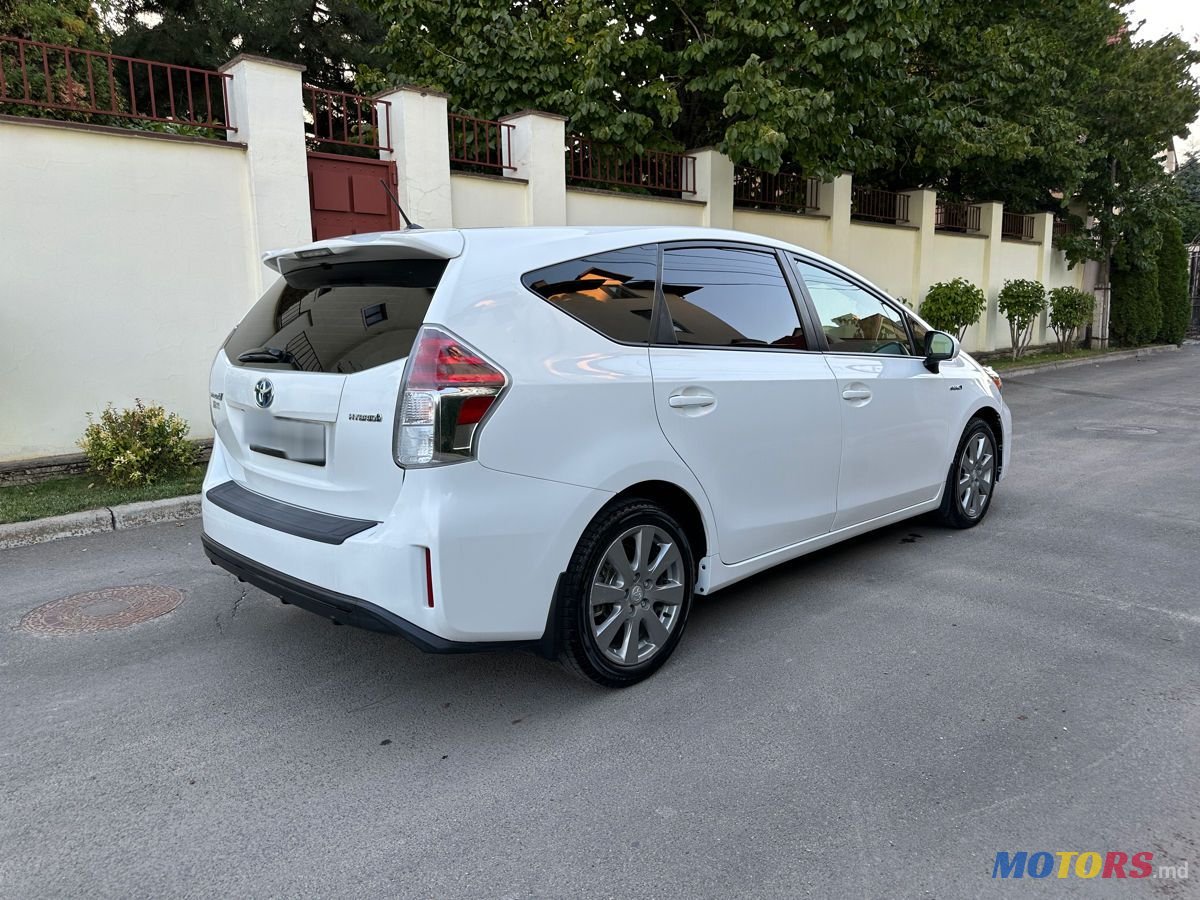 2018' Toyota Prius v photo #4