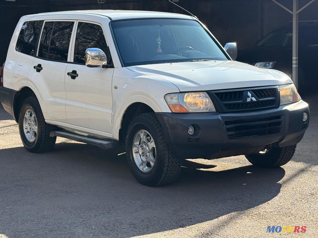 2005' Mitsubishi Pajero photo #1