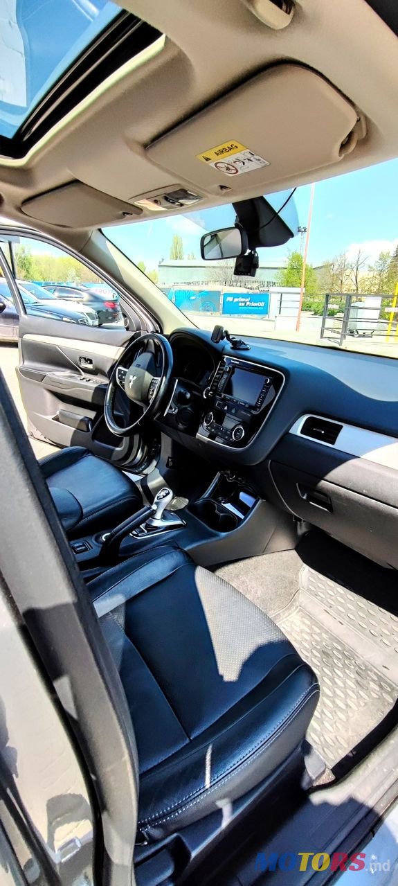 2014' Mitsubishi Outlander photo #3