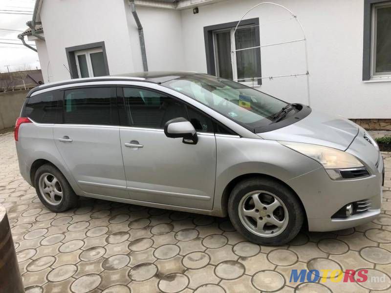 2011' Peugeot 5008 photo #3