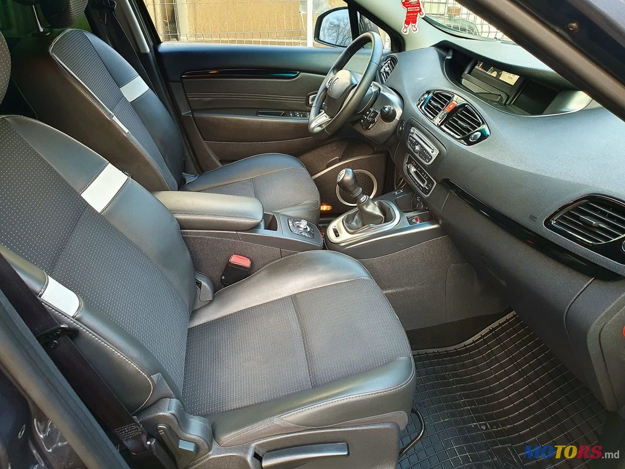 2011' Renault Scenic photo #6