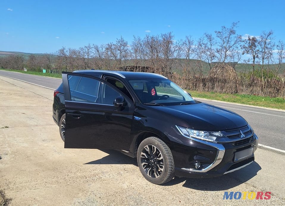 2015' Mitsubishi Outlander photo #2