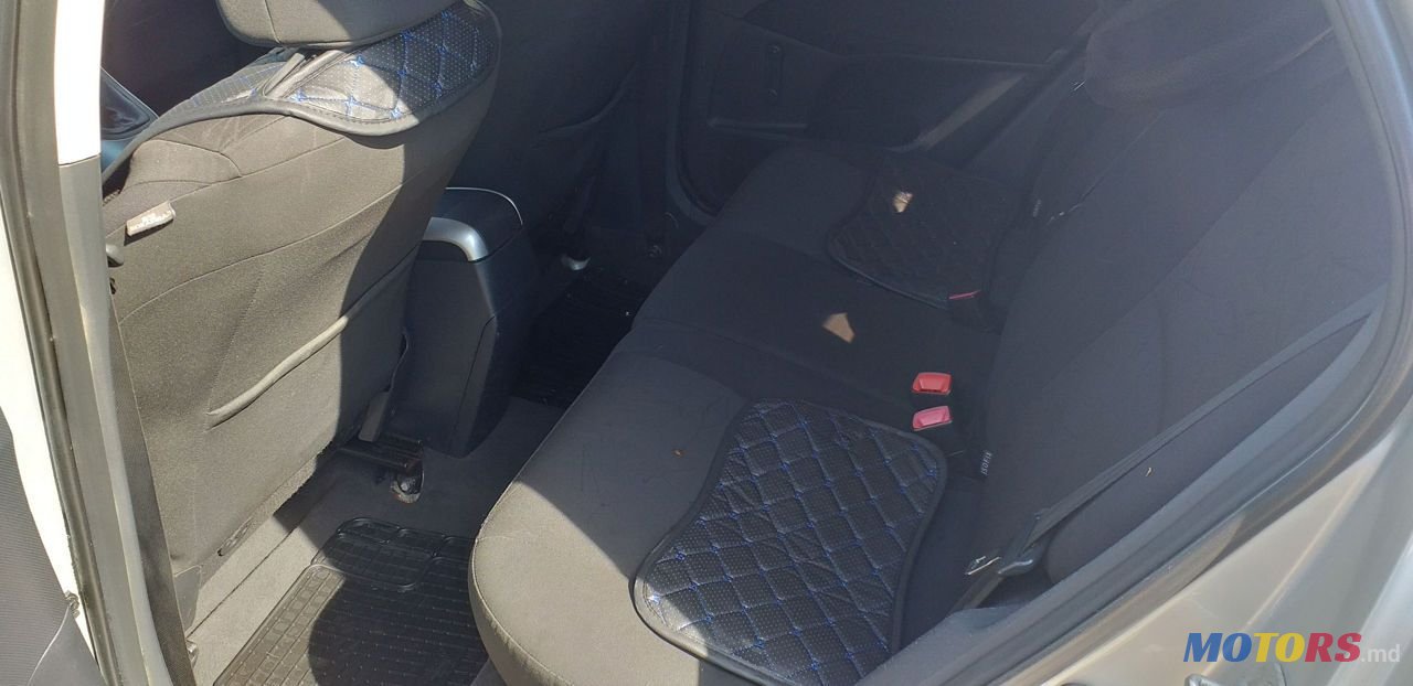 2007' Toyota Auris photo #5