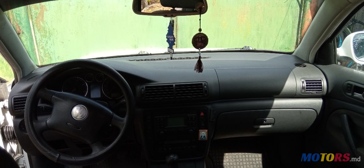 2004' Volkswagen Passat photo #4