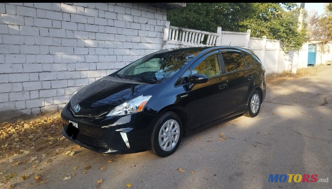 2012' Toyota Prius v photo #2