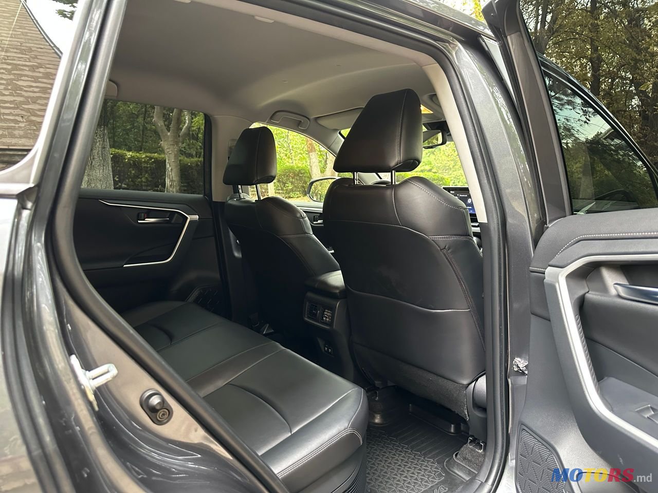 2019' Toyota RAV4 photo #1