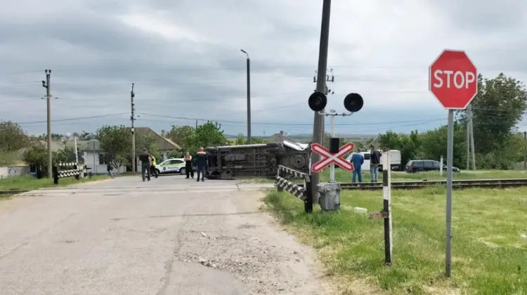 В аварии с поездом во Флорештах пострадали два человека