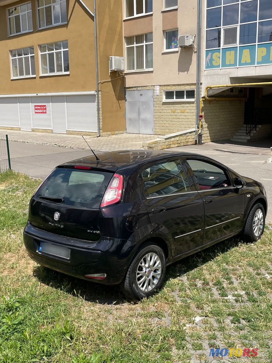 2012' Fiat Punto photo #2