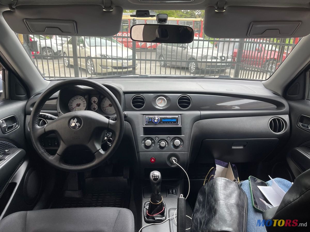 2009' Mitsubishi Outlander photo #4