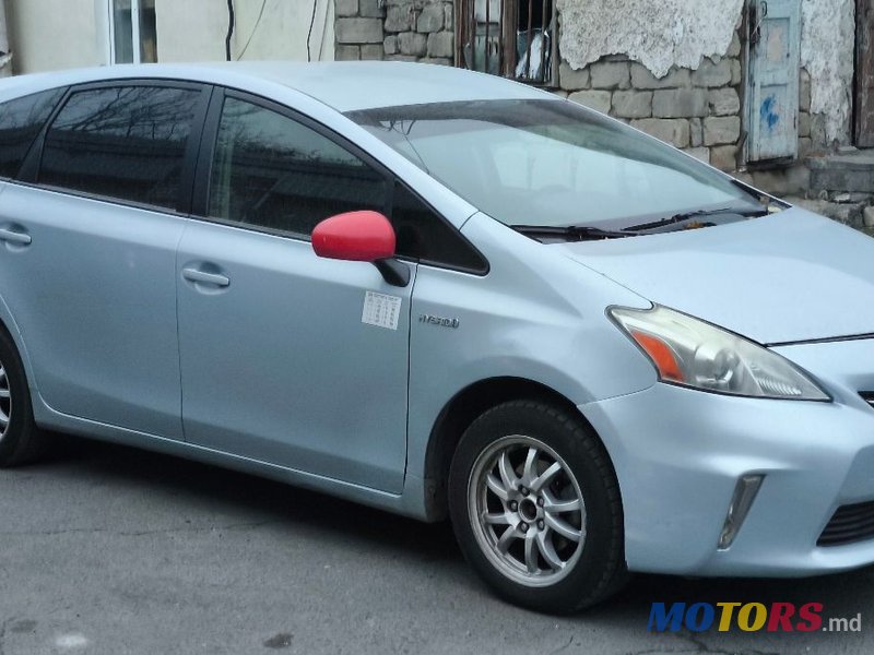 2012' Toyota Prius v photo #2