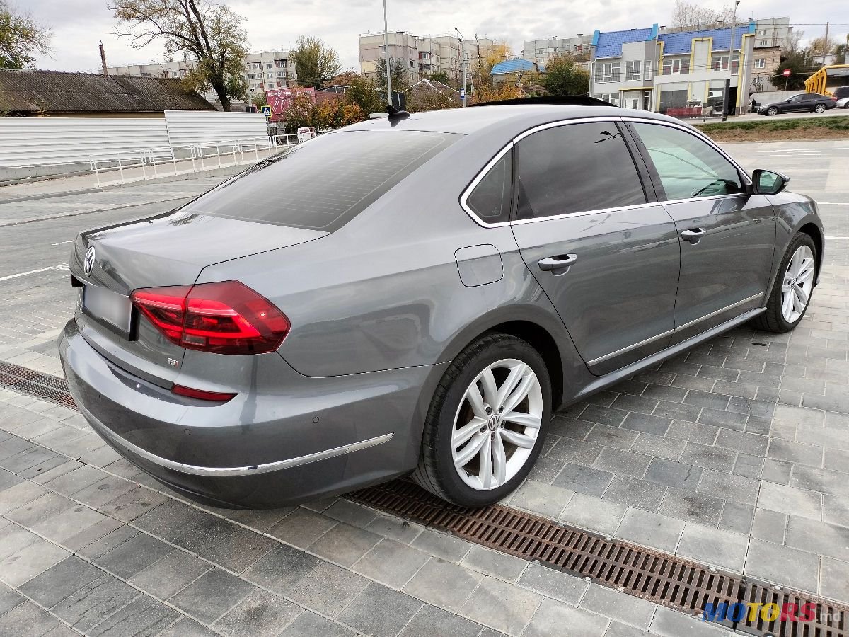 2017' Volkswagen Passat photo #4