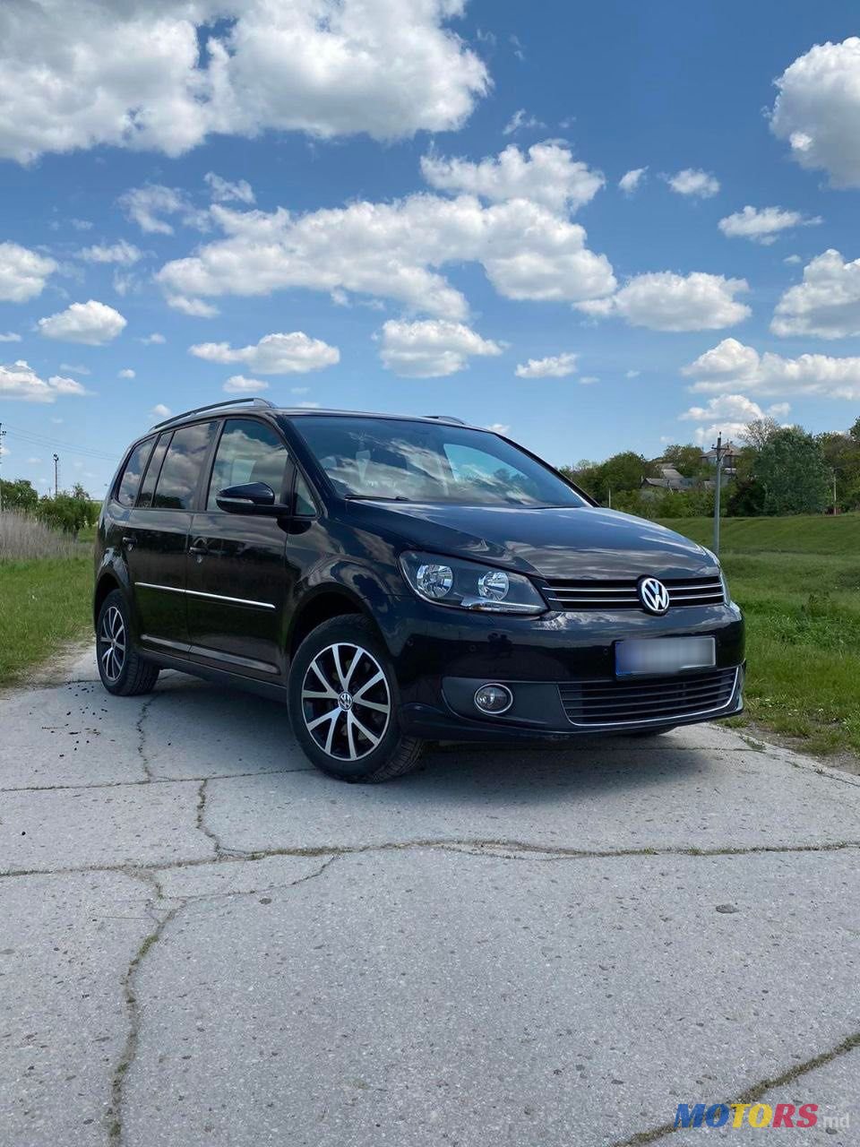 2011' Volkswagen Touran photo #3