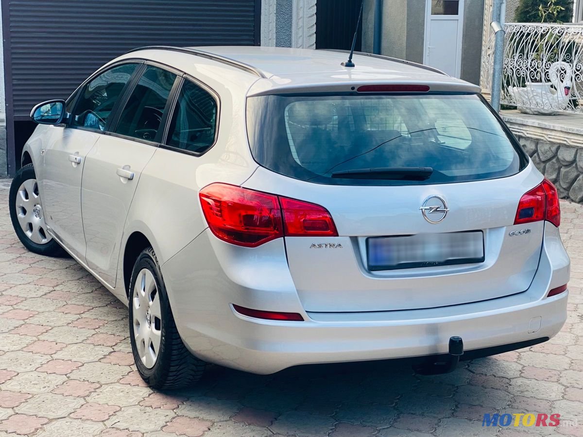 2011' Opel Astra photo #4