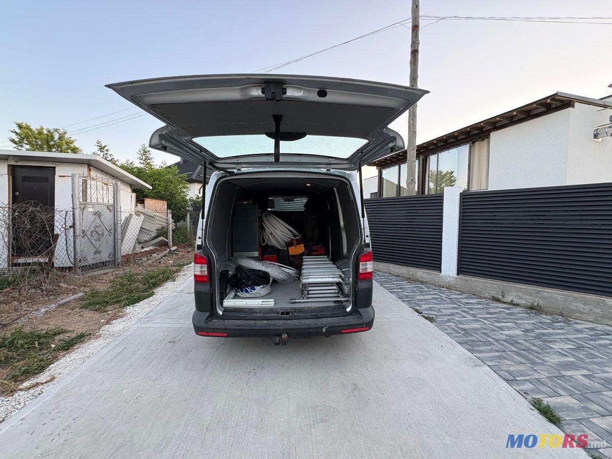 2015' Volkswagen Transporter photo #3